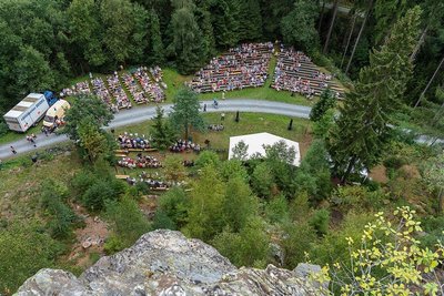 Mehrere hundert Christen sind jeweils bei den Freiluft-Gottesdiensten am Röthelstein dabei - hier zuletzt 2019.