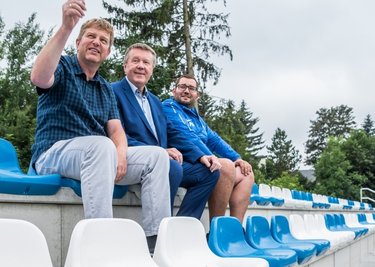 Auf der neuen Tribüne lässt es sich gut jubeln. Im Foto: Vereinsvorsitzender Uwe Hofmann, Bürgermeister Heinz-Peter Haustein und der stellvertretende Vorsitzende Simon Fron (von links). 