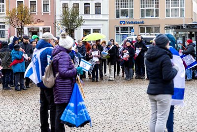 Etwa 80 Menschen haben am Sonntag auf dem Markt in Annaberg-Buchholz der entführten Israelis gedacht.