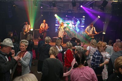 Das Oktoberfest in Niederlungwitz steigt im Festzelt. Nur 2021 und 2022 gab es Open-Air-Varianten.
