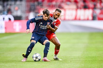 Lyons Afonso Moreira im Zweikampf mit Bayern Münchens Sascha Boey in einem Testspiel im vergangenen August.