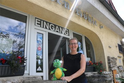 Manuela Schindler lässt sich die gute Laune nicht verderben. Sie zeigt Justus, das Maskottchen der Drachenhöhle in Syrau.