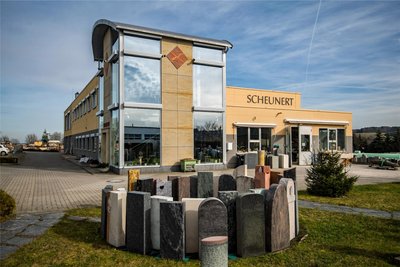 Der Unternehmenssitz befindet sich heute in der Ringstraße 4. In dem Familienbetrieb arbeiten rund 40 Menschen. Nach der Wende stand Friedhold Scheunert vor einer schwierigen Frage.