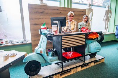 Birgit Rucks (l.) und Isabel Kaiser verkaufen in dem neuen Modegeschäft. Ein Hingucker ist der Kassentisch.