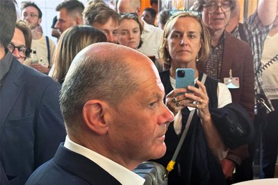 Bundeskanzler Olaf Scholz (SPD) hat bei der Wahlparty der SPD zur Europawahl nichts zu lachen. Die Sozialdemokraten schnitten schlechter ab als erhofft.