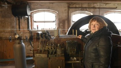 Auch das historische Sägewerk soll schnelles Internet erhalten, sagt Petra Schumann vom Förderverein Technische Denkmale Mulda, hier vor einem Deutz Dieselmotor, Baujahr 1938.