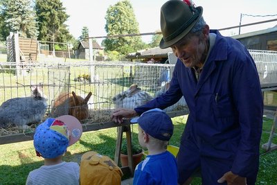 Den jungen Besuchern zeigte Reinhard Volkmann unter anderem seine Kaninchen. Doch "dor Hutma" aus Herold hatte noch viel mehr Tiere und außerdem leckere Verpflegung zu bieten. 