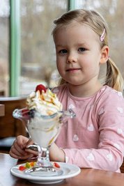 Gespannt: Emma aus Buchholz durfte einfach so mal einen Kindereisbecher mit Gummibärchen testen. 