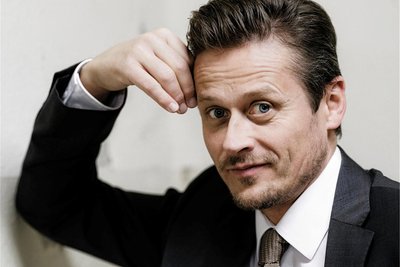 Der Schauspieler Roman Knižka gastiert am 18. Oktober in der Konzert- und Tagungshalle Nikolaikirche Freiberg.