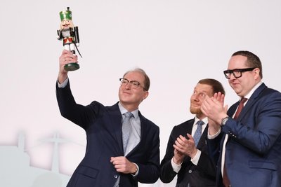 Geschenk für den Bundesinnenminister: Sachsens CDU-Generalsekretär Tom Unger (rechts) und Landeschef Michael Kretschmer (Mitte) übergaben Alexander Dobrindt (CSU) nach dessen Auftritt beim Landesparteitag in Leipzig einen Nussknacker aus dem Erzgebirge.