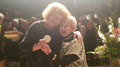 Riesenfreude bei Margitta Schier (links) und Ruth Müller-Landauer.