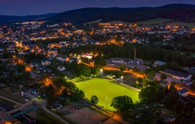 Das Olbernhauer Stadion aus der Vogelperspektive. Die neue Flutlichtanlage ermöglicht flexiblere Trainingszeiten. 