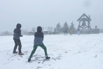 Der erste Schneefall wurde von Besuchern des Fichtelbergs gleich für die erste Schneeballschlacht genutzt.