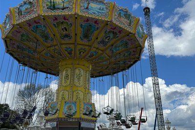 Ein Kettenkarussell darf auf dem größten Volksfest im Erzgebirge ebenfalls nicht fehlen. Im Hintergrund: „Fortress Tower“, ein neuer Freifallturm.