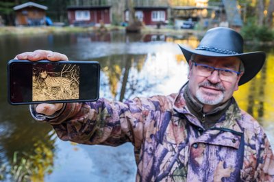 Lutz Göbler auf seinem Grundstück im Wald bei Eibenstock. Dort hat die Wildkamera ein Video von Luchs Alva eingefangen.