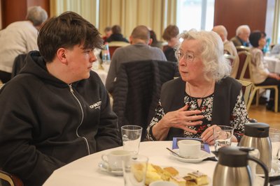 Johannes Hübler ist Schüler und spricht mit Zeitzeugin Sigrid Klemm.