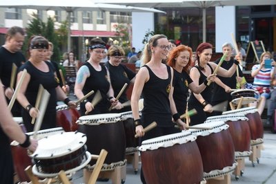 Die Chemnitzer Percussion-Gruppe "Hibiki Daiko" bei der Fête de la Musique im vergangenen Jahr in Chemnitz.