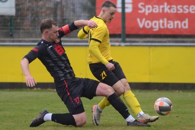 Für Ben Colin Weigel (rechts) und den VfB Auerbach steht am Mittwoch das dritte Heimspiel in Folge an.