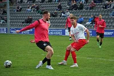 Zwickaus Jahn Herrmann (weißes Trikot) bei einer Eingabe.