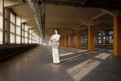 Zentrenmanagerin Lisa Grießbach in einem der früheren Maschinensäle der Fabrik.
