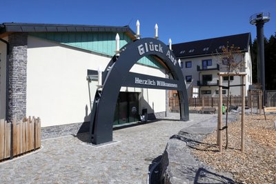 Der Eingangsbereich am Glück-Auf-Erlebnispark in Markersbach: Für die Spielewelt interessieren sich mehrere Investoren.