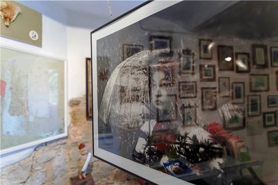 Jörn Michael inspirierte die Auseinandersetzung mit einem vorgegebenen Kunstwerk etwa zu Fotografien von mystisch wirkenden Rotkäppchen. Diese sind wie die anderen Arbeiten bis 10. Oktober im Kunstkeller Annaberg zu sehen. 