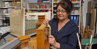 In ihrer kleinen Werkstatt ist Janine Köhler beim Restaurieren von Puppenmöbeln in ihrem Element. 