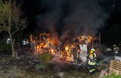 Eine Laube ist am späten Sonntagabend in einer Kleingartenanlage an der Saydaer Straße in Olbernhau abgebrannt.