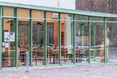 Die große Glasfront des Cafés gibt den Blick in den Kurpark von Thermalbad Wiesenbad frei.