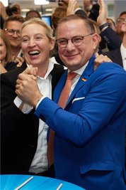 Die AfD-Bundesvorsitzenden Alice Weidel (links) und Tino Chrupalla jubeln in der AfD-Parteizentrale über die Prognose zur Europawahl.