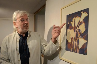 Uwe Klos stellt in der Auerbacher Göltzschtalgalerie Nicolaikirche seine Fotogramme aus den Zyklen "Naturformen" und "Niemandsland" aus - hier am "Kürbis". 