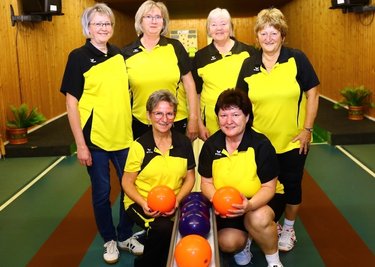 Birgit Hirsch und Karla Schödl (v. v. l.) sowie Micaela Zeidler, Sabine Laub, Ingelore Kirchner und Karin Weber (h. v. l.) kegeln stark.