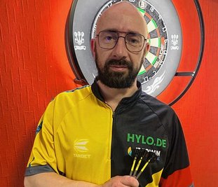 Die perfekten Farben für deutsche Darts-Fans - und "Hornissen": Robert Bauch, Abteilungsleiter bei den "Hornets" des SV Lok Glauchau/Niederlungwitz, trägt ein Trikot des Senkrechtstarters Gabriel Clemens. 