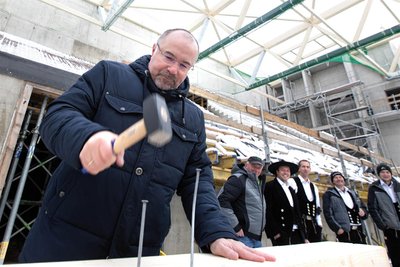 Weniger treffsicher als beim Fassbieranstich zur Plauener Wiesn: Oberbürgermeister Steffen Zenner schlug den ersten Nagel krumm. Der zweite Versuch saß dann aber.