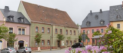 Ein Förderverein kämpft schon länger darum, das denkmalgeschützte und stadtbildprägende "Barbara-Uttmann-Haus" am Elterleiner Marktvor dem endgültigen Verfall retten. Um für das kostenintensive Vorhaben doch noch an staatliche Zuschüsse zu gelangen, soll jetzt ein neuer Weg eingeschlagen werden. 