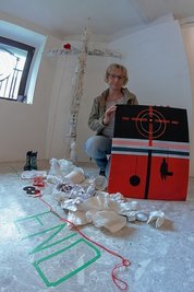 Sabine Sachs gestaltete acht Kunstwerke für das Projekt "Ortsgespräche" mit dem Ausstellungstitel "Im tiefsten Wald". 