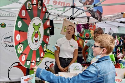 Auch am Glücksrad, wie hier bei einer früheren Veranstaltung in Limbach-Oberfrohna, soll bei dem am Samstag anstehenden Innenstadtfest wieder kräftig gedreht werden können, versprechen die Organisatoren. 