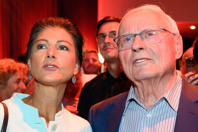 Die BSW-Vorsitzende Sahra Wagenknecht (M) verfolgt zusammen mit ihrem Ehemann Oskar Lafontaine die ersten Prognosen.