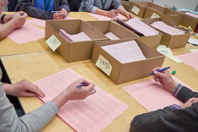 Chemnitz sucht Wahlhelfer, die im Februar bei der Stimmabgabe und beim Auszählen der Stimmzettel mithelfen.