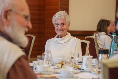 Helga Richter ist eine von 64 Zeitzeuginnen, die mit den Schülern sprechen.