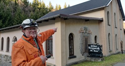 Wolfgang Georgi blickt auf das alte Gaswerk, an dem Dach- und Fassadenarbeiten erforderlich sind. 