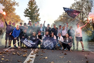 Gemeinsames Anfeuern beim Dresden-Marathon: Der neugegründete Verein Athletics Team Dresden zusammen mit den „Kraftrunners“, einer anderen Laufsport-Community.