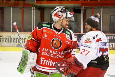 Aufmunternde Worte nach der Schlusssirene: Eispiraten-Keeper Christian Schneider spricht mit Wölfe-Torhüter Michel Weidekamp. 