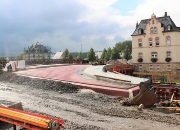 Nach anderthalb Jahren Bauzeit gehen die Arbeiten am Ersatzneubau für die Zschopau-Brücke in Flöha-Plaue auf die Zielgerade. Die Verkehrsfreigabe wird weiterhin für Ende Oktober anvisiert. 
