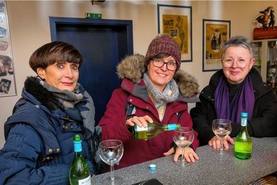 Heike Oertel, Denise Scheffler und Agnes Müller (v. l.) besuchten am Mittwochabend das Marienberger Kino, um sich gemeinsam "Avatar" anzusehen. 