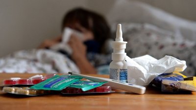 Rezeptfreie Erkältungsmittel sind in Apotheken wieder sehr gefragt, denn die Grippe scheint kein Ende zu nehmen.