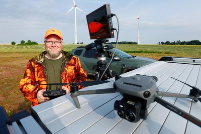 Torsten Ortleb mit seiner Spezialdrohne, Fernsteuerung und Bildschirm.