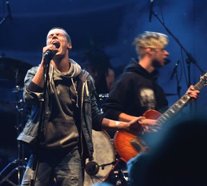 Am Samstag traten im Jugendtreff Szene in Rochlitz beim 20. Openair unter anderem die Leipziger der Band Sheer Invention auf.