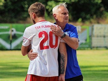 Aufmunternde Worte nach dem Spiel in Großenhain. Für Mike Hegewald (r.) ist Tommy Möbius (l.) "eine wichtige Stütze" im Flöhaer Team. 