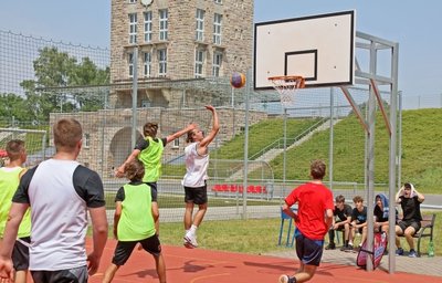 Beim 3x3-Basketballturnier im Rahmen der Zwickiade ging es am Samstag im Westsachsenstadion ordentlich zur Sache. 